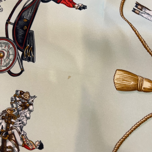 HERMES "ROYAL MEWS" Buckingham Palace SILK SCARF, 90, Pale Green - Picture 9 of 12